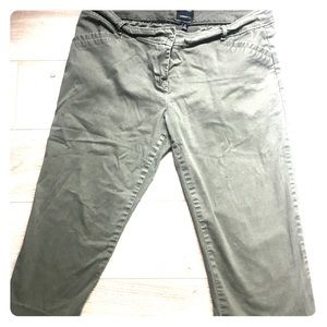 Limited Hunter green cropped capri pants